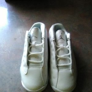 I'm selling little kids Jordans gray and white